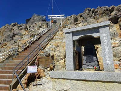 慰霊碑と山頂への階段 