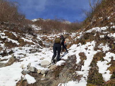 松高ルンゼの脇は岩が凍って滑りやすい 