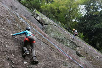 トップロープでの登攀と懸垂下降訓練