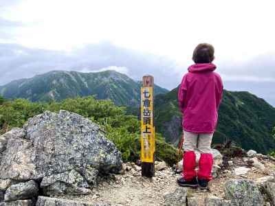 七倉岳山頂から蓮華岳を望む 