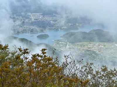 黒岳展望台から、霧の間からかろうじて河口湖が見える 