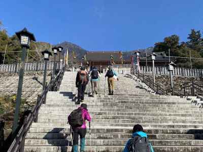 大御堂への階段、左上に筑波山山頂が見える