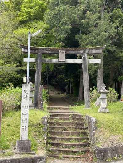 駒形諏訪神社の鳥居。この先が山中城本丸 