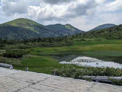 田茂萢湿原から赤倉岳・井戸岳・大岳を望む