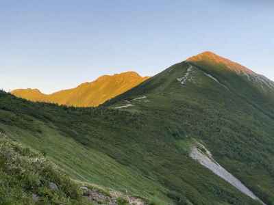 夕日に染まる爺ヶ岳（手前から南峰、中峰、北峰） 