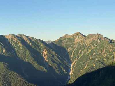 朝日を受ける蓮華岳、水晶岳、針ノ木岳、スバリ岳 