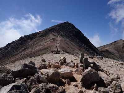 蚕玉山から剣ヶ峰山頂を望む 