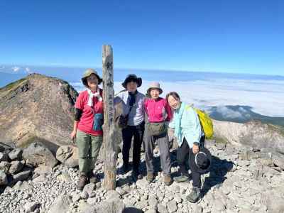 剣ヶ峰山頂で記念撮影 