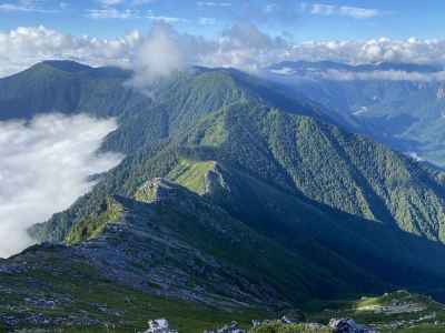 山頂から伸びる蝶ヶ岳への稜線