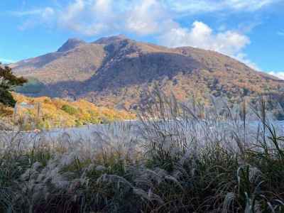 冠ケ岳と箱根最高峰の神山を望む