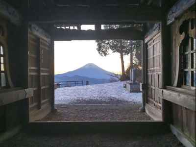 門の向こうに富士山