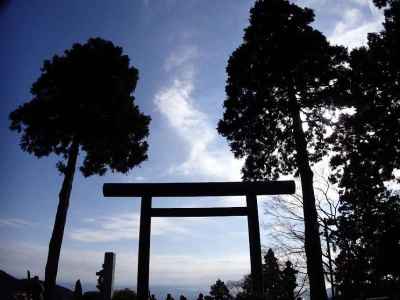 鳥居をくぐると神域 