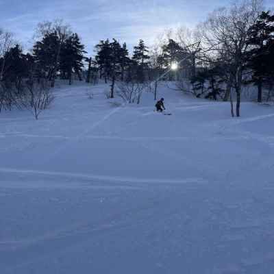 北斜面なので雪質よし