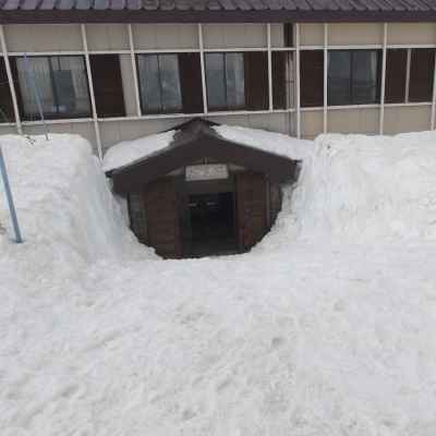 雪に埋もれた雷鳥荘