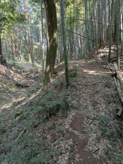 深い空堀と土塁