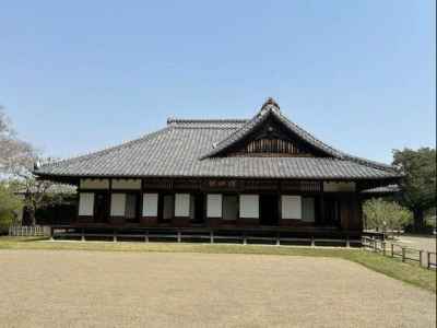 弘道館でガイドさんの説明を聞く