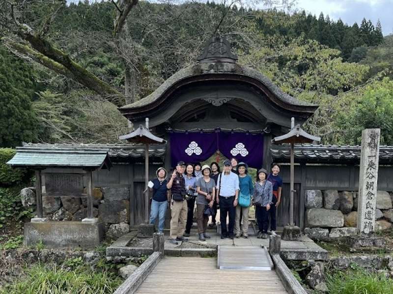 朝倉館唐門にて