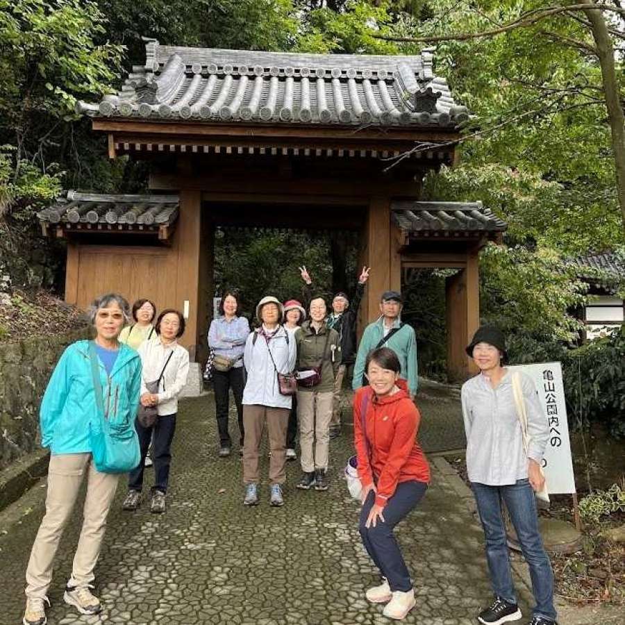 復元された搦手門の前で