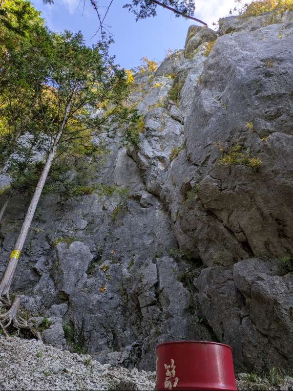 赤いドラム缶が目印の1P目取付到着…寒い!