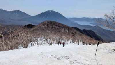 前白根山を目指す