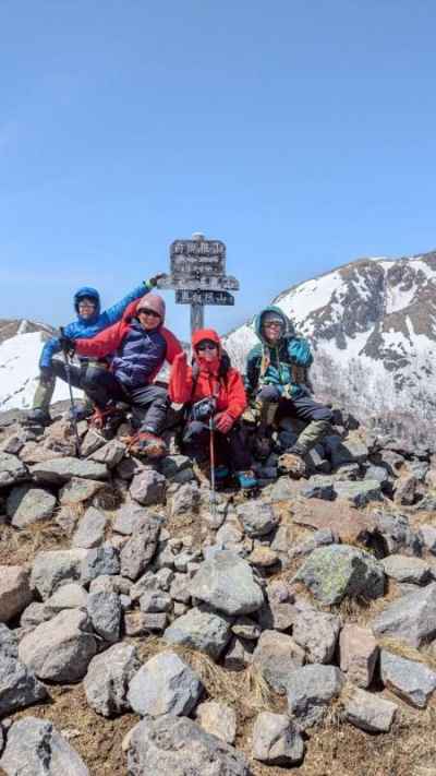 強風の中.前白根山山頂にて