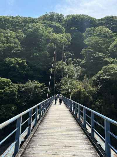 橋を渡る
