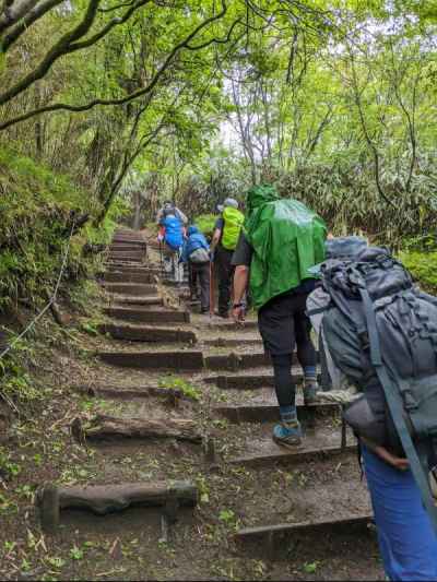 生憎の雨。“ほっかぶり”スタイルで出発 
