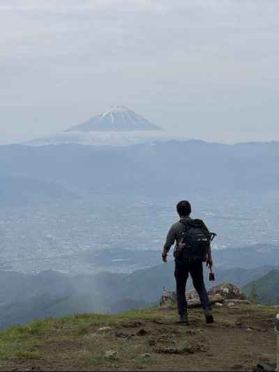 山頂に立つと真正面に富士山