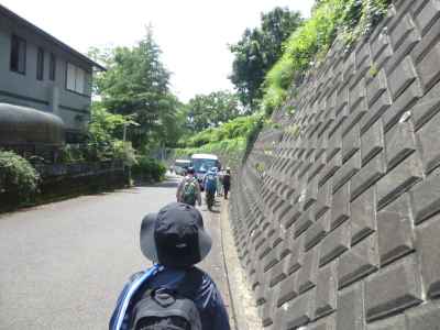 マイクロバスで二宮駅へ 