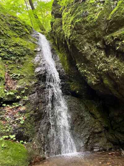 綾広の滝。落差約10mで武蔵御岳神社のみそぎの行事に使われている 