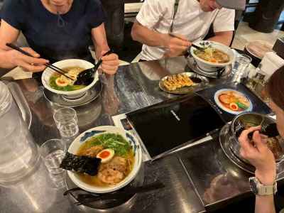 帰りはZUND-BARでお疲れラーメン。テイクアウトはヒル計４匹 