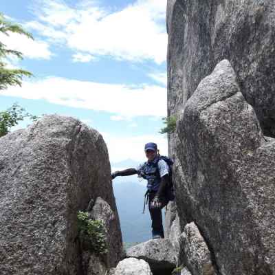 遠く背景に甲斐駒ヶ岳