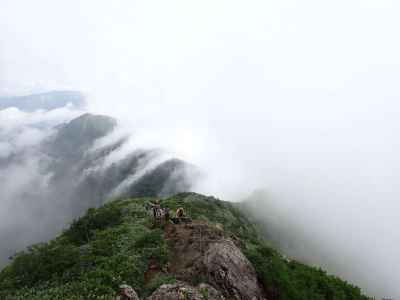 雲海の中の登山道 