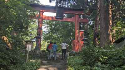 鳥居をくぐると山頂です