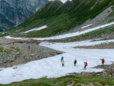 剱沢キャンプ場手前の雪渓
