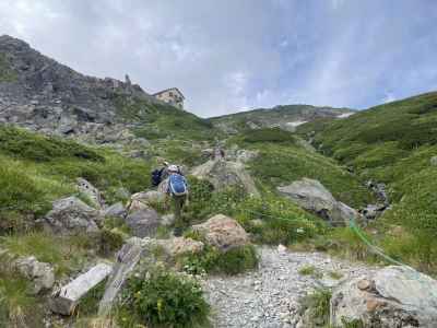 村営頂上宿舎が見えた&nbsp;