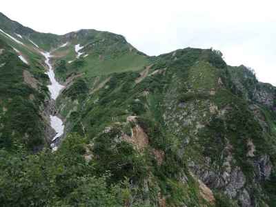 灌木帯を縫うように西遠見に向かう&nbsp;