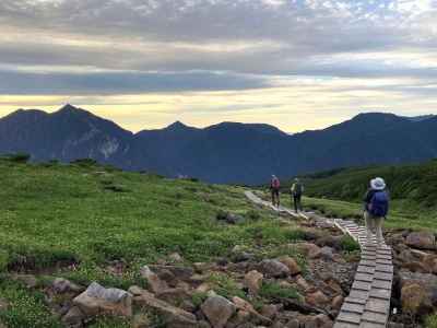 前方の後立山連峰を眺めながら&nbsp;