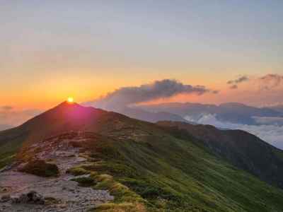 飯豊山に沈む夕陽