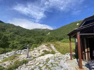 空木平避難小屋と空木岳