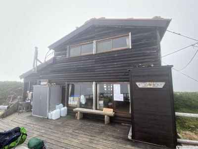 山頂直下の駒峰ヒュッテ 