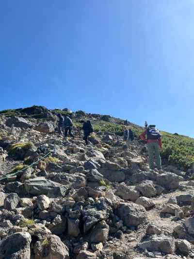 岩だらけの登山道 
