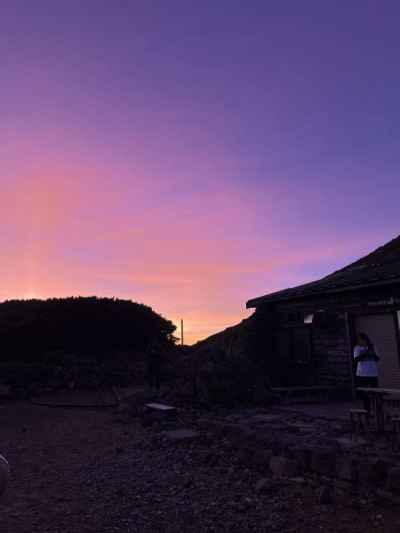夕陽で空がピンク色に染まる 