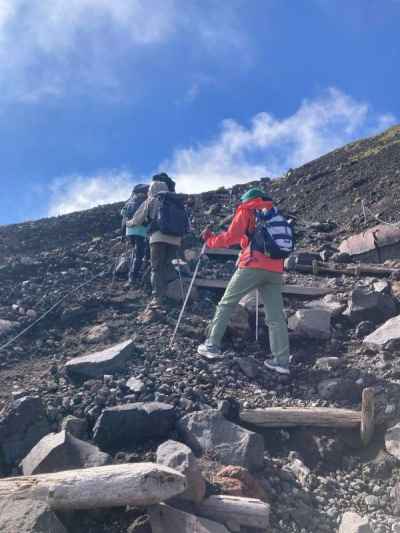 剣ヶ峰へ向けて登山開始 