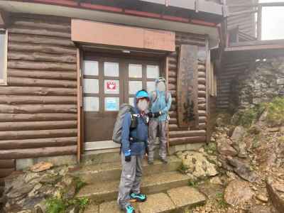 頂上山荘を出発 