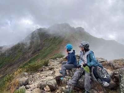 中岳山頂から赤岳を望む 