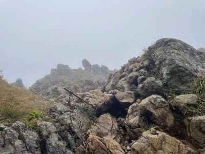 頂上直下の険阻な岩場 