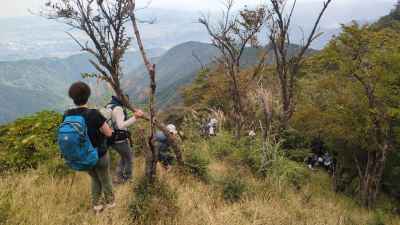 藪の不明瞭な尾根　進む方向を確認（読図）