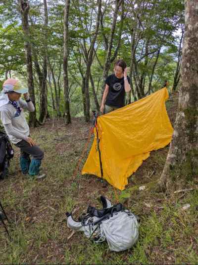尾根の途中でツェルトの張り方を学びます