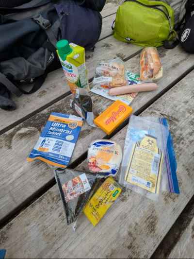 行動食展示会。魚肉ソーセージ、おにぎり… 